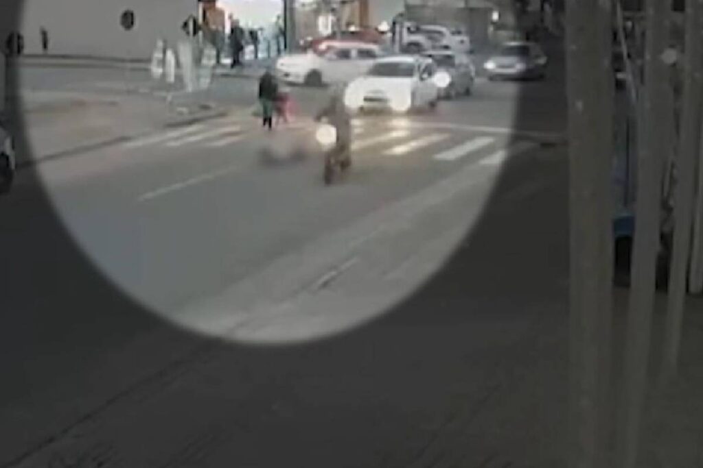 crianca-atravessando-a-rua
