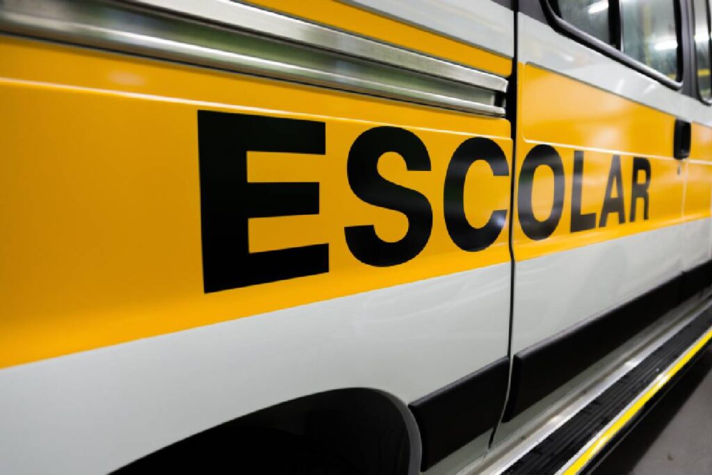 crianca-esquecida-van-escolar crianca-esquecida-van-escolar
