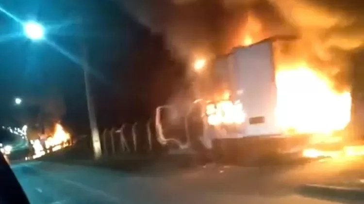 criminosos-atacaram-a-cidade-de-guarapuava-pr-e-atearam-fogo-a-veiculos-na-saida-dos-batalhoes-da-pm-1650259757872_v2_750x421.jpg
