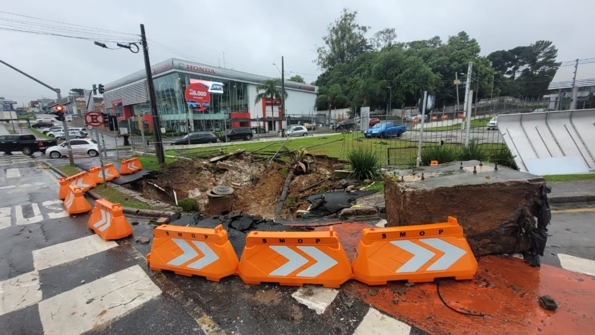 curitiba-cratera-rua