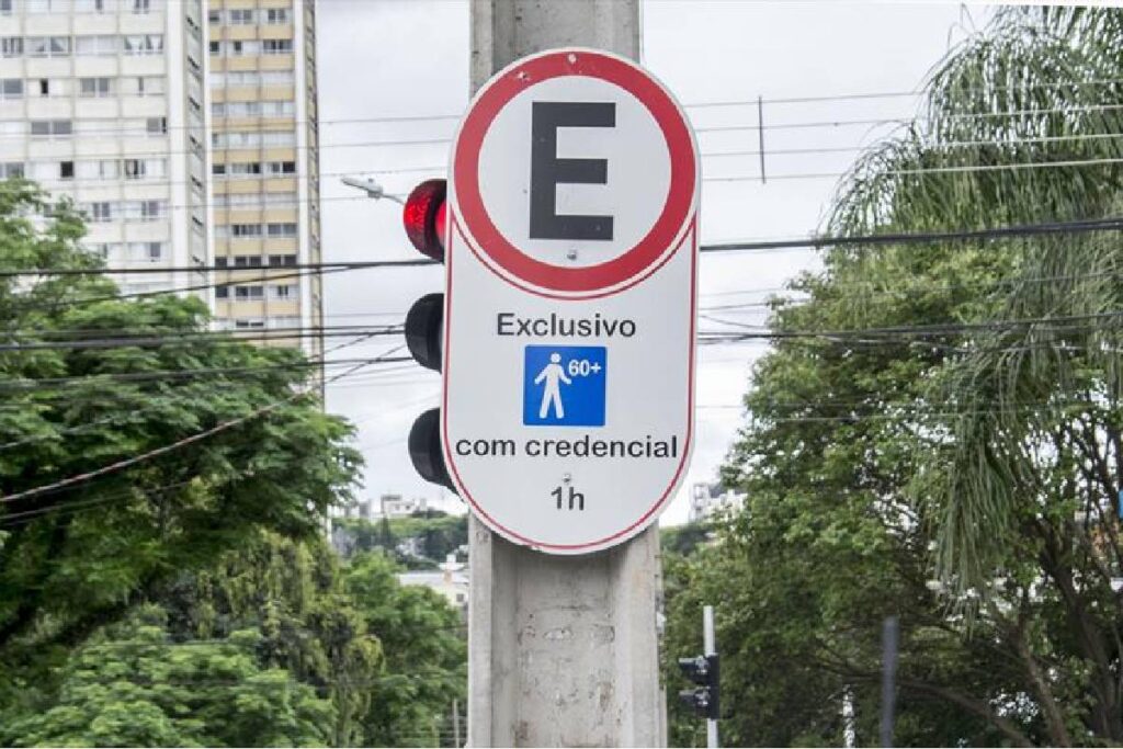 curitiba-recebe-novas-placas-de-transito curitiba-recebe-novas-placas-de-transito