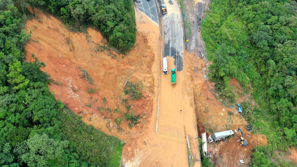 Deslizamento de terra na BR-376, na Serra do Mar. A operação de resgate e limpeza do local já dura mais de 50 horas ininterruptas. Equipes retiram 7 mil metros cúbicos de terra na BR-376 e buscas por vítimas avançam Deslizamento de terra na BR-376, na Serra do Mar. A operação de resgate e limpeza do local já dura mais de 50 horas ininterruptas. Equipes retiram 7 mil metros cúbicos de terra na BR-376 e buscas por vítimas avançam