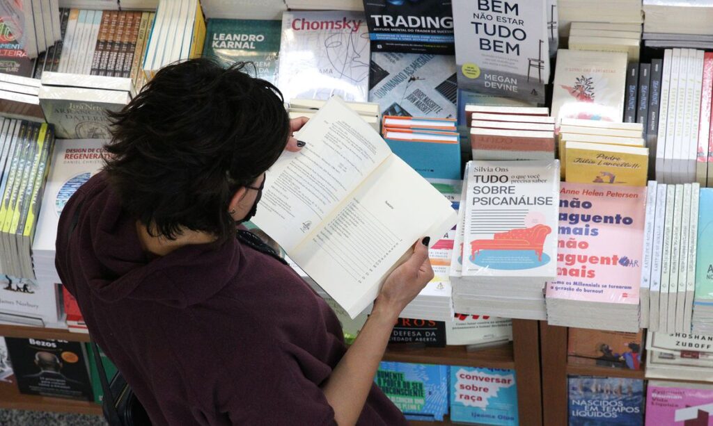 São Paulo – Movimento de leitores na livraria Martins Fontes, em Vila Buarque.