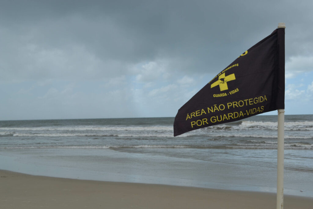 Bandeiras de sinalização nas praias