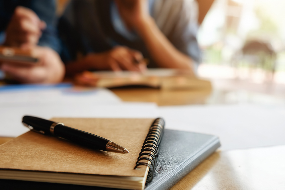 education-concept-student-studying-and-brainstorming-campus-concept-close-up-of-students-discussing-their-subject-on-books-or-textbooks-selective-focus education-concept-student-studying-and-brainstorming-campus-concept-close-up-of-students-discussing-their-subject-on-books-or-textbooks-selective-focus