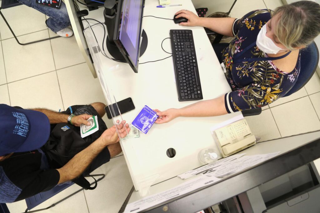 emprego-agencia-trabalhador-carteira-de-trabalho
