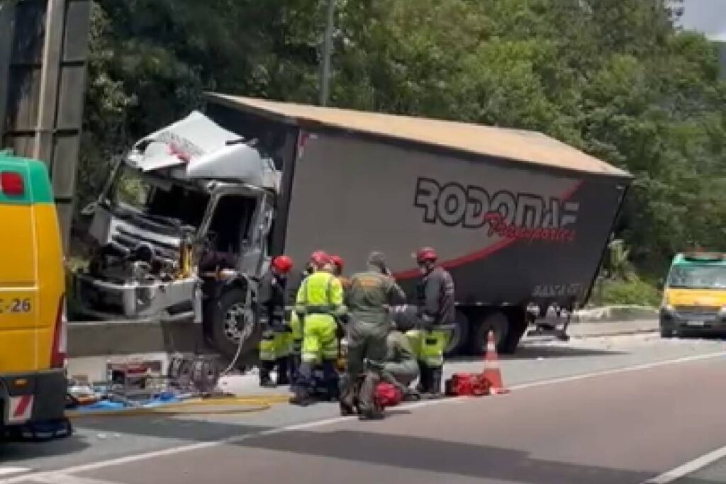 engavetamento-br-376-caminhoes