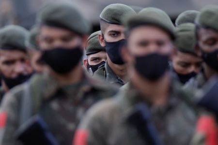 Soldados do Exército participam de exercícios militares em Goiás