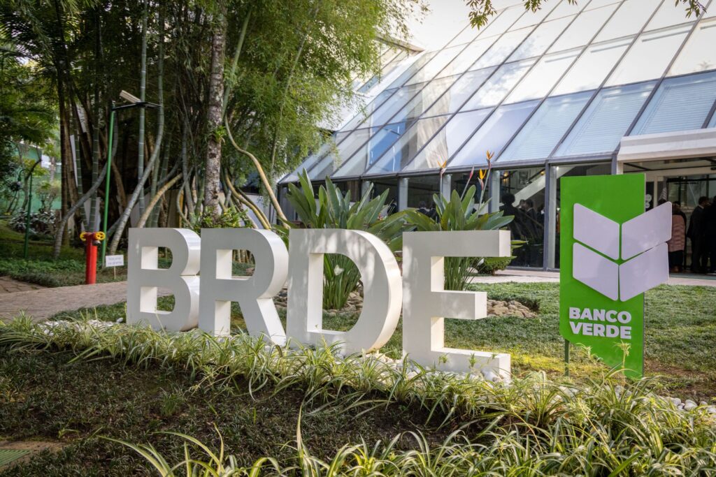fachada_banco_verde_2_rbuhrer_brde61anos_063_0-scaled fachada_banco_verde_2_rbuhrer_brde61anos_063_0-scaled