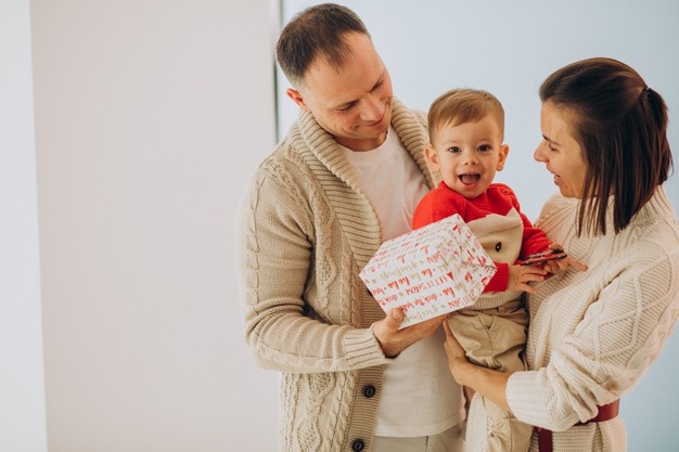 familia-com-filho-pequeno-no-natal-perto-da-arvore-de-natal-em-casa_1303-26134 familia-com-filho-pequeno-no-natal-perto-da-arvore-de-natal-em-casa_1303-26134
