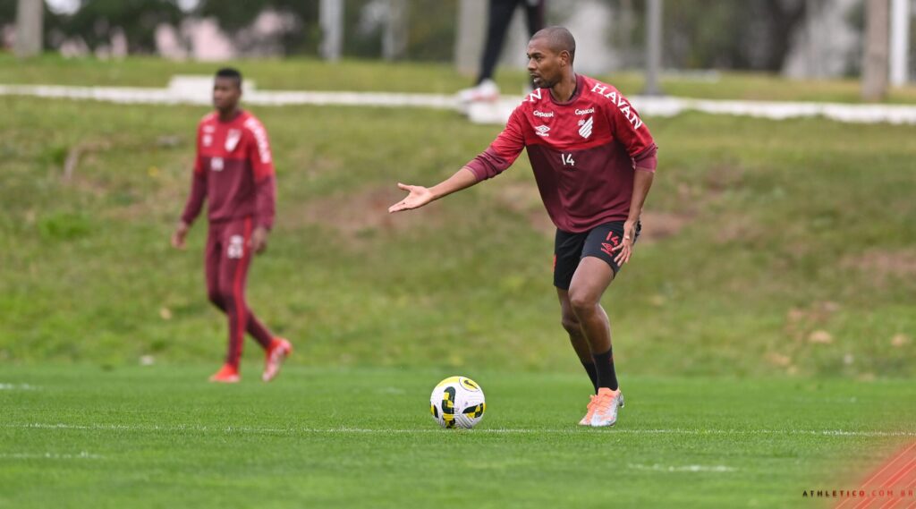 fernandinho-treina-athletico-scaled