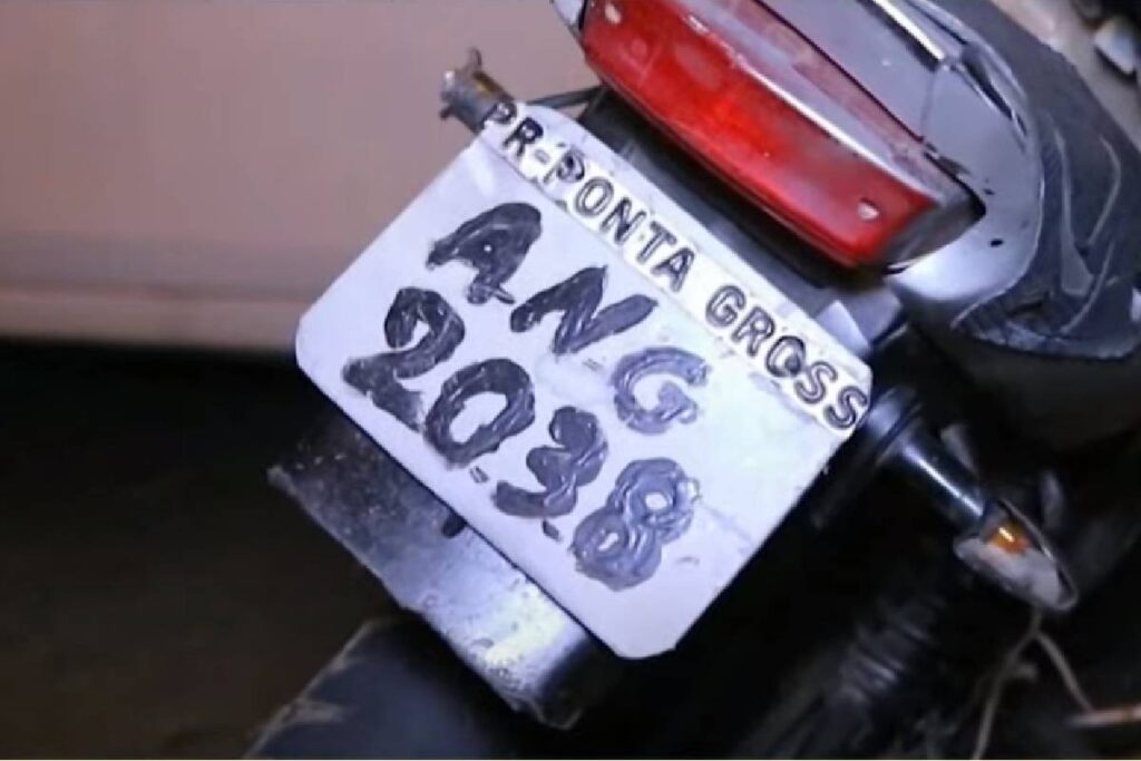foge-policia-placa-irregular