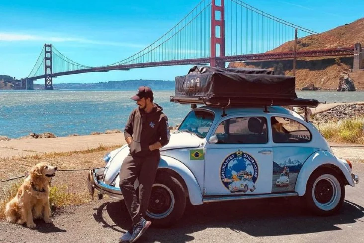 foto-do-instagram-shurastey-fusca-1978-jesse-koz-e-seu-golden-retriever-em-san-francisco-com-ponte-golden-gate-ao-fundo-732×488-1