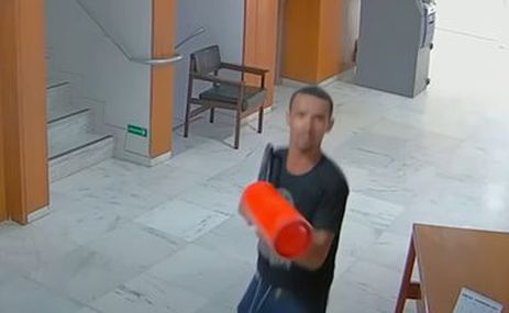 homem-destruindo-relogio-preso