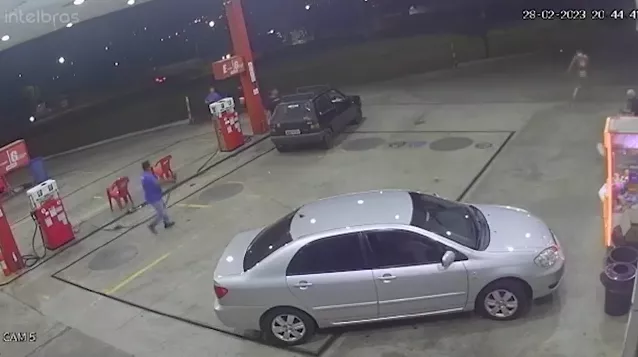 frentista-joga-gasolina-ladrao