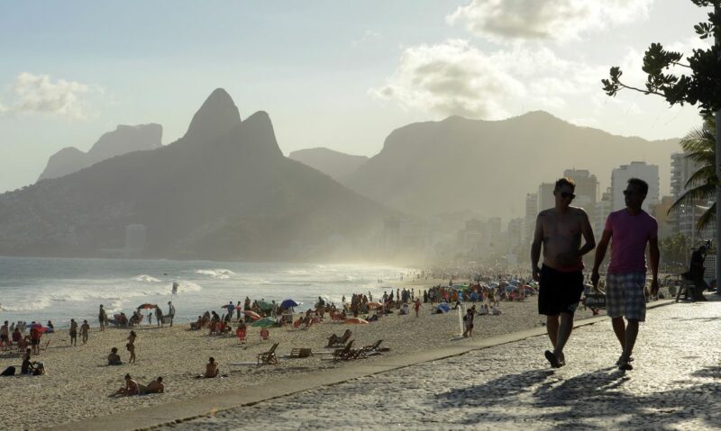No dia mais frio do ano, cariocas e turistas vão à praia no Rio de Janeiro No dia mais frio do ano, cariocas e turistas vão à praia no Rio de Janeiro