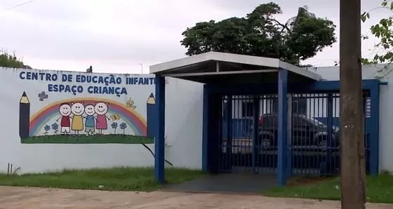 furto-creche Imagens de câmera de segurança mostram a mulher furtando a instituição durante a madrugada