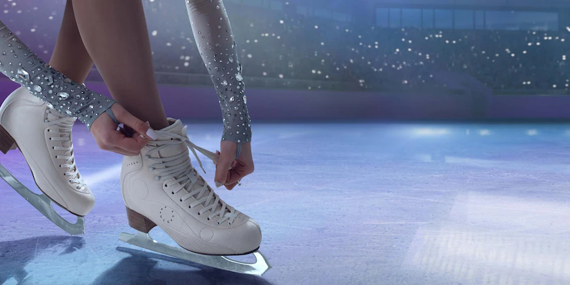 garota-de-patinacao-artistica-na-arena-de-gelo_654080-2211