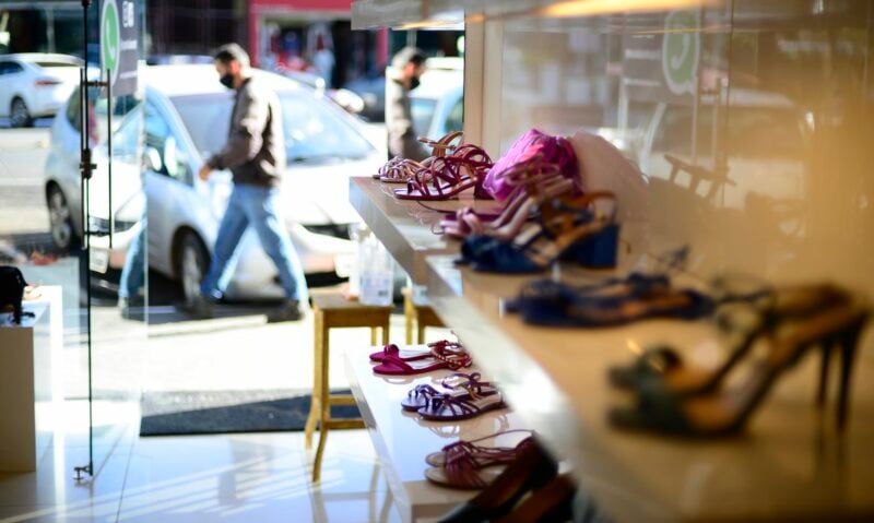 GDF libera funcionamento de lojas de roupas e sapatos