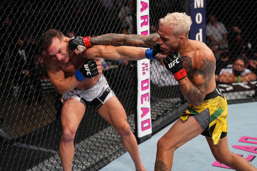 Charles do Bronx nocauteou Michael Chandler no UFC 262 — Foto: Getty Images