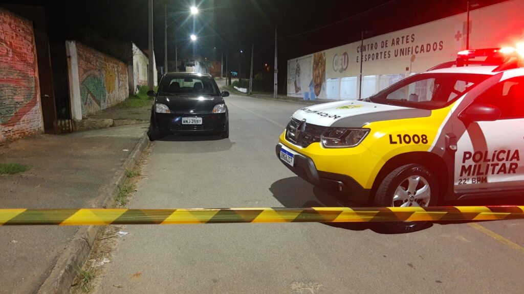 hOMEM-E-MORTO-A-TIROS-DENTRO-DE-CARRO-NA-rmc-AUTOR-FUGIU-A-PE