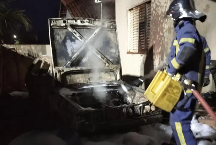 homem-incendeia-carro