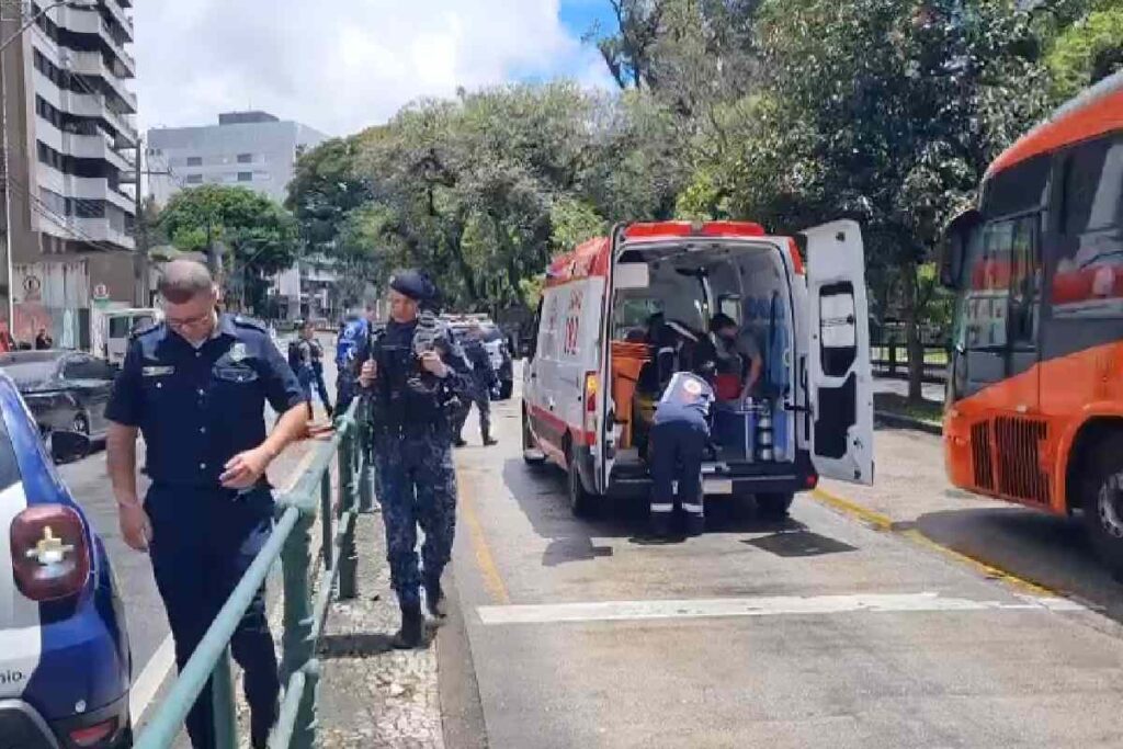 homem-pendurado-em-onibus homem-pendurado-em-onibus