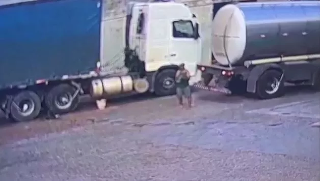 homem-quase-atropelado-por-caminhao-em-Ponta-Grossa Vídeo: homem escapa por pouco da morte