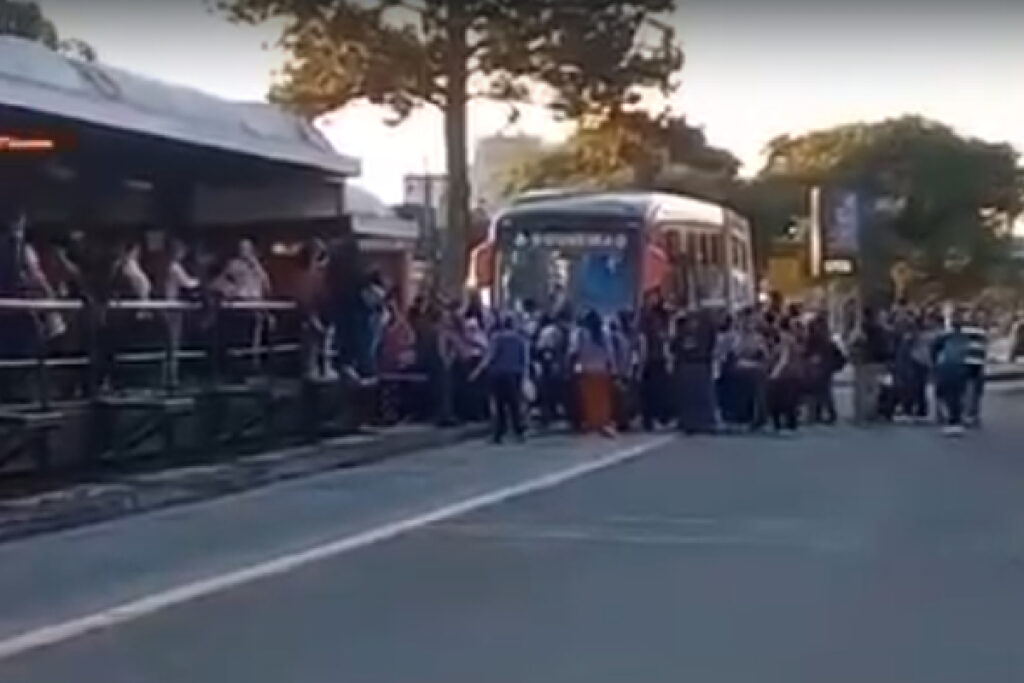homem-tenta-sequestrar-onibus