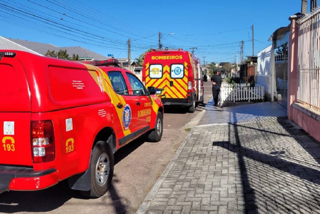 idosa-prensada-em-portao idosa-prensada-em-portao