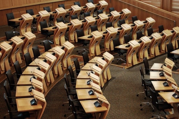 imagem-horizontal-das-mesas-dentro-do-predio-do-parlamento-escoces_181624-15462
