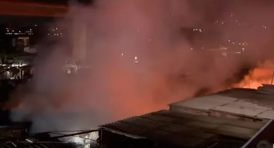 Incêndio destrói casas em comunidade