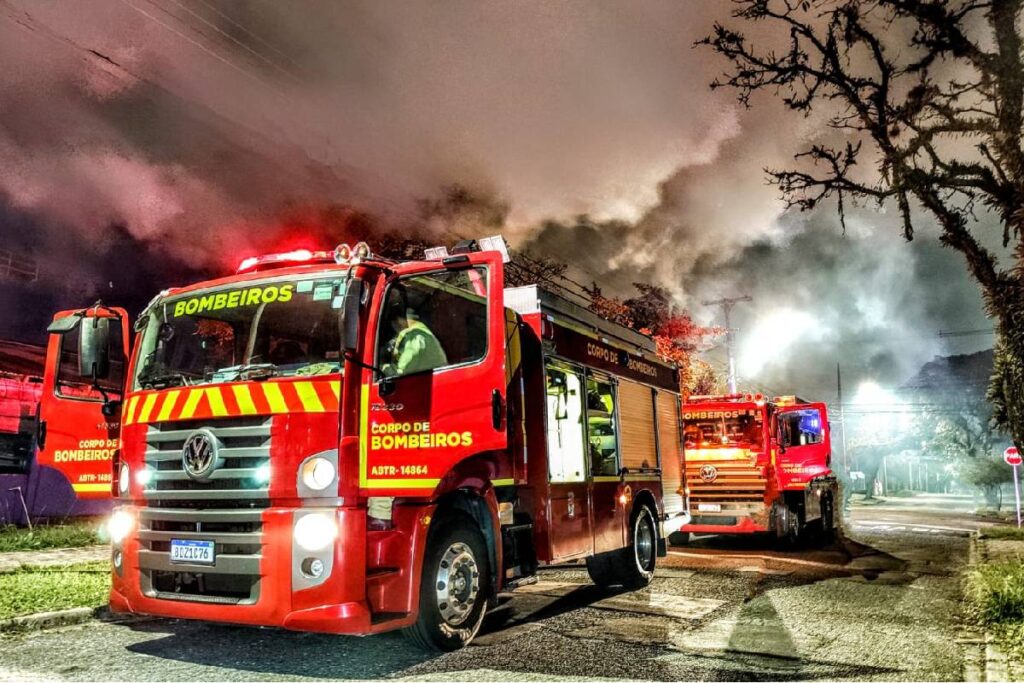 incendio-curitiba-galpao