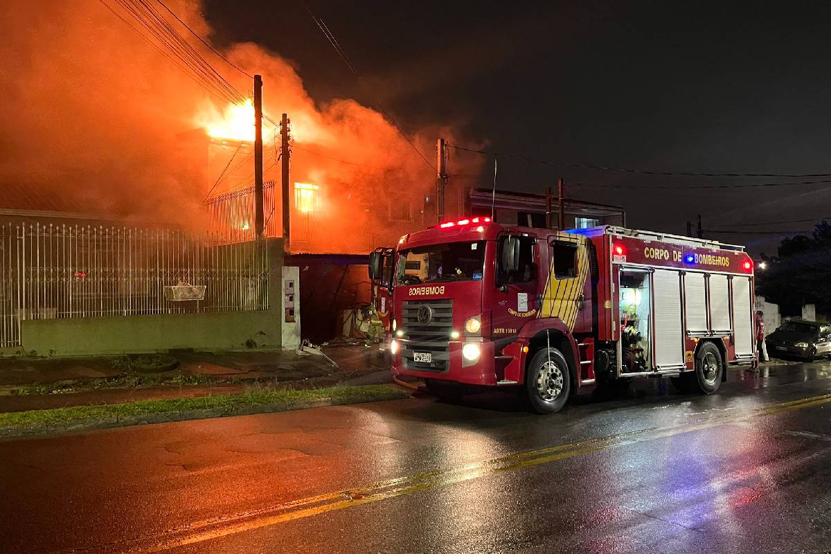 Viatura do Corpo de Bombeiros durante atendimento a incêndio residencial em Curitiba.