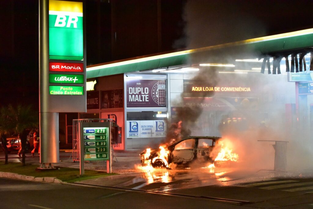 DESTRUIÇÃO DE CARROS BOLSONARISTAS BRASÍLIA DESTRUIÇÃO DE CARROS BOLSONARISTAS BRASÍLIA