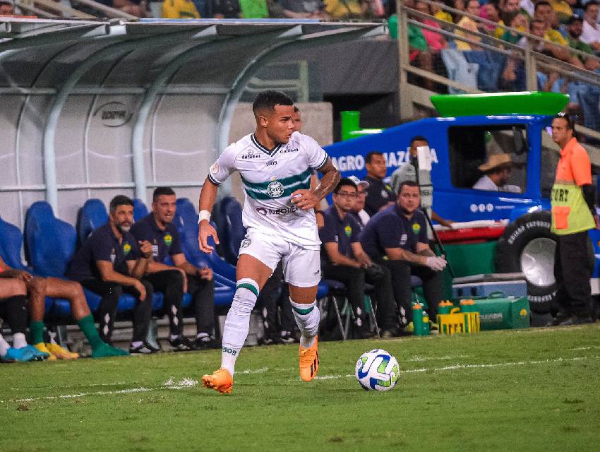 jogador-coritiba-desmaia-kaio-cesar