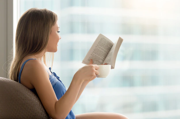 jovem-mulher-lendo-livro-de-papel-no-cafe-com-cafe_1163-3801 jovem-mulher-lendo-livro-de-papel-no-cafe-com-cafe_1163-3801