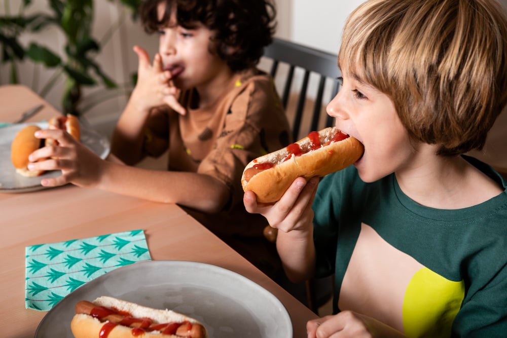 kids-eating-hot-dogs-together