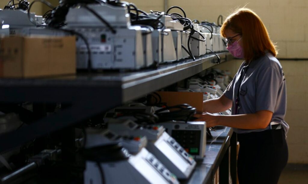 lacracao-urnas-eletronicas_mcamgo_abr_210920221818-2