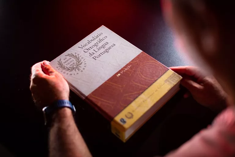 linguagem-neutra-proibida-curitiba