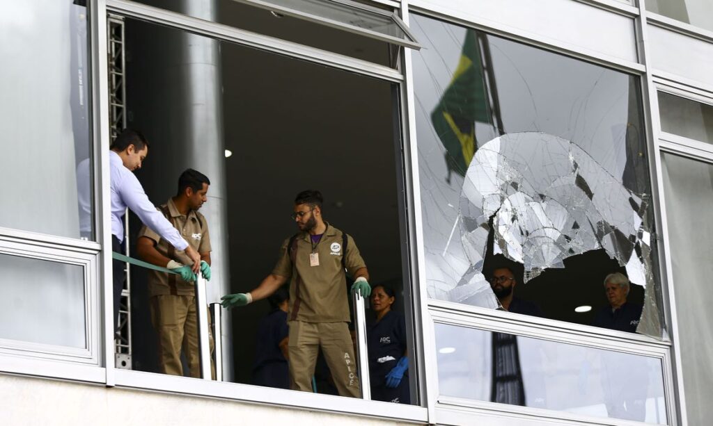 Móveis e janelas danificadas no Palácio do Planalto. Móveis e janelas danificadas no Palácio do Planalto.