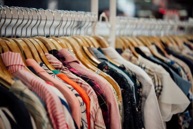 loja-de-roupas-loja-de-roupas-em-cabide-na-boutique-loja-moderna_1150-8886