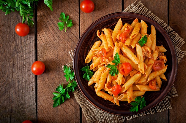 macarrao-penne-em-molho-de-tomate-com-frango-e-tomate-em-uma-mesa-de-madeira_2829-19744 macarrao-penne-em-molho-de-tomate-com-frango-e-tomate-em-uma-mesa-de-madeira_2829-19744