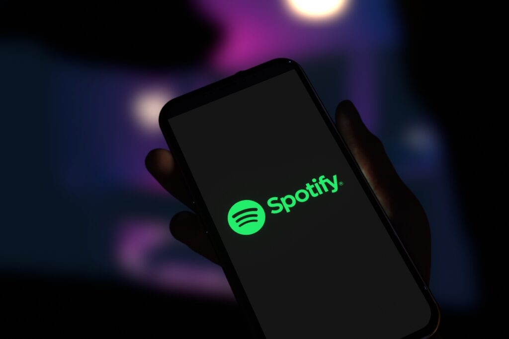 Spotify logo displayed on smartphone screen. Editorial 3d rendering. mafia-do-spotify