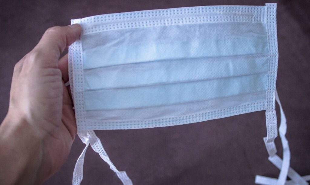 Uso de máscara para proteção contra o novo coronavírus.