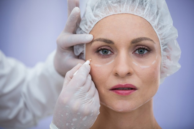 medico-marcando-pacientes-do-sexo-feminino-para-tratamento-cosmetico_107420-74118 medico-marcando-pacientes-do-sexo-feminino-para-tratamento-cosmetico_107420-74118