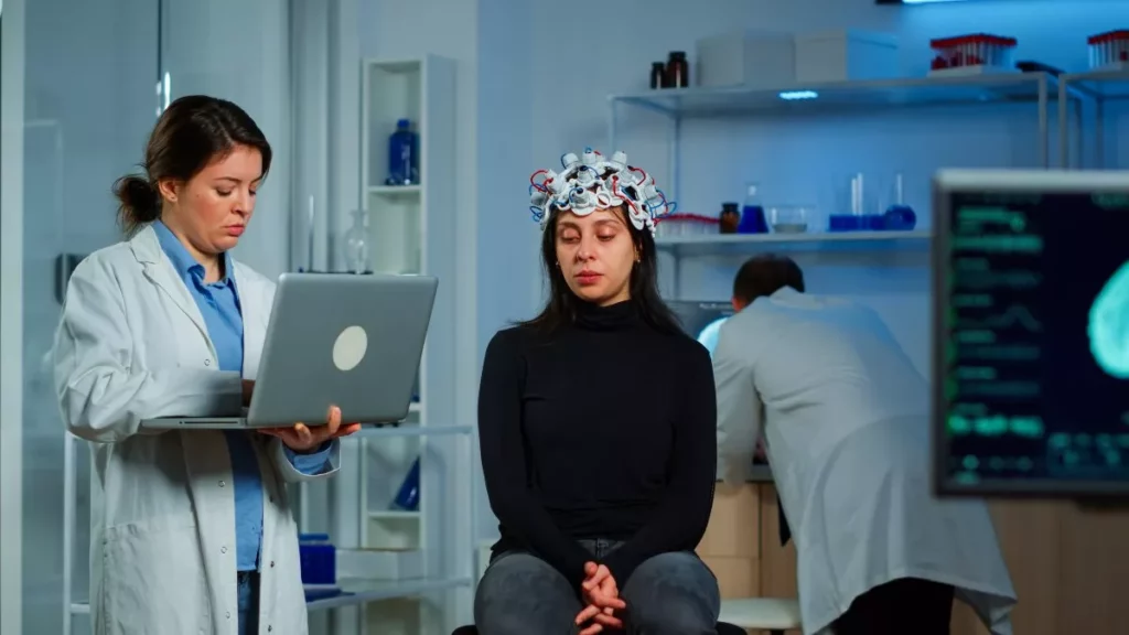 medico-neurologista-especialista-fazendo-anotacoes-no-laptop-perguntando-sobre-os-sintomas-do-paciente-ajustando-fone-de-ouvido-eeg-de-alta-tecnologia-1 medico-neurologista-especialista-fazendo-anotacoes-no-laptop-perguntando-sobre-os-sintomas-do-paciente-ajustando-fone-de-ouvido-eeg-de-alta-tecnologia-1