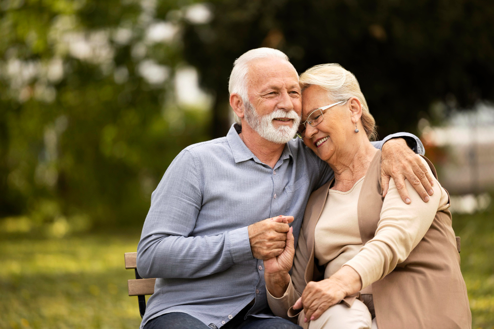 medium-shot-smiley-senior-couple-sitting