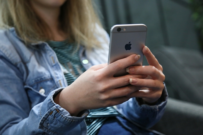 menina-com-celular-na-mao-1 menina-com-celular-na-mao-1