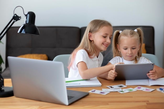 meninas-fazendo-escola-online-juntas-em-casa_23-2149041100